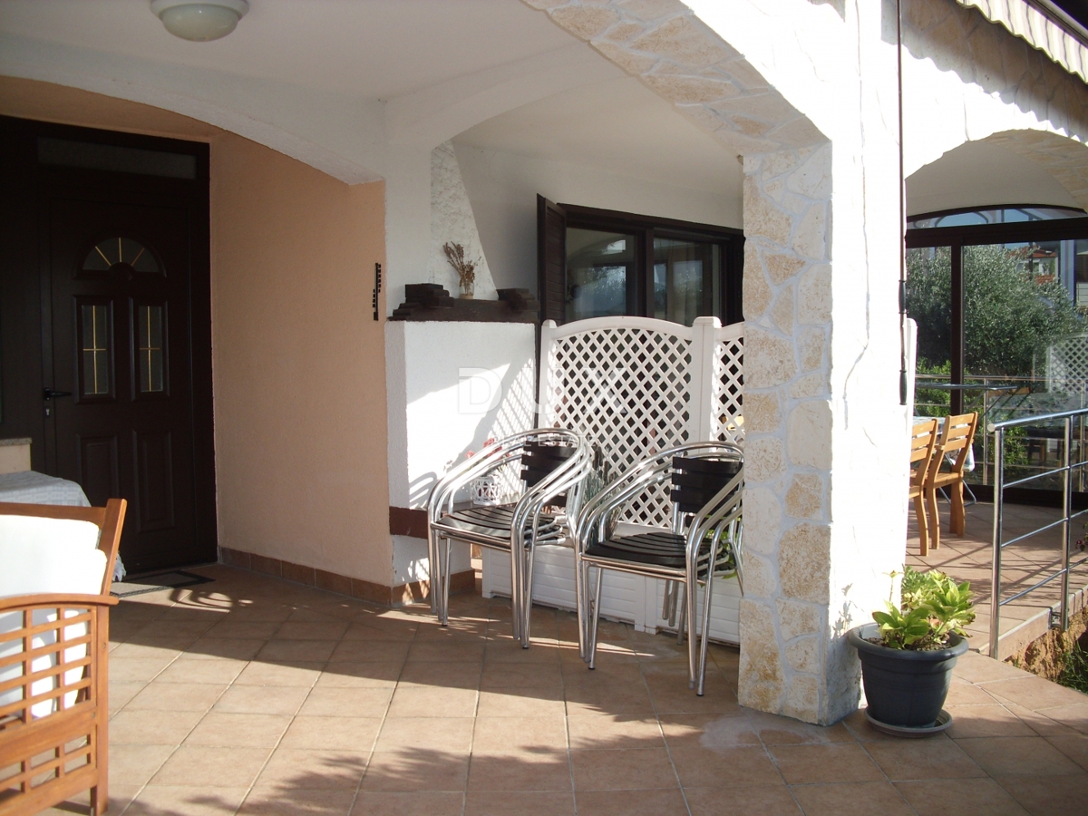 OTOK KRK, PUNAT - Samostojna hiša z bazenom 500 m od morja