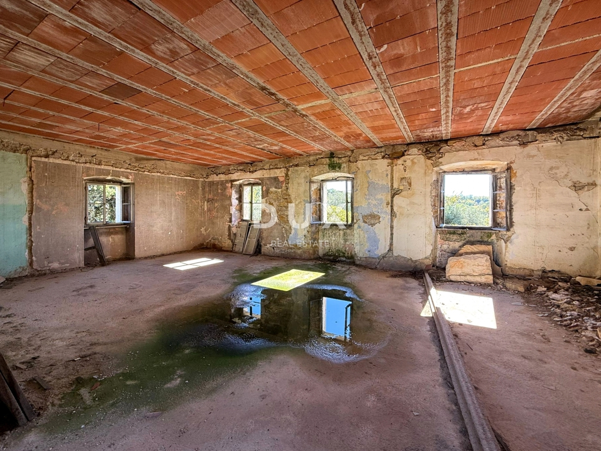 ISTRA, BUJE - Samostojna hiša za prenovo