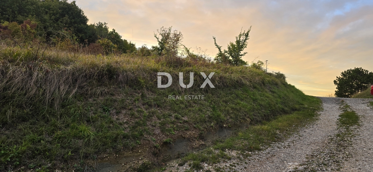 ISTRA, GRAČIŠĆE – Kmetijsko zemljišče ob makadamski cesti v bližini glavne ceste