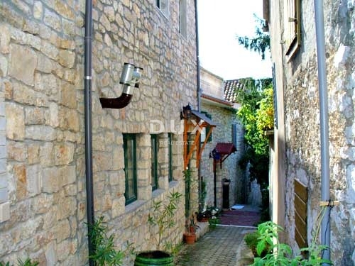 MURTER, BETINA - PRILOŽNOST! Očarljiva kamnita hiša v 3 nadstropjih