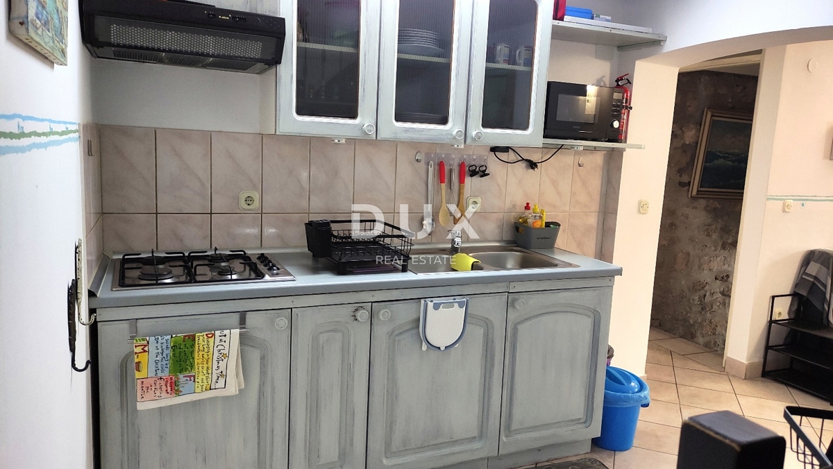 MURTER, BETINA - PRILOŽNOST! Očarljiva kamnita hiša v 3 nadstropjih