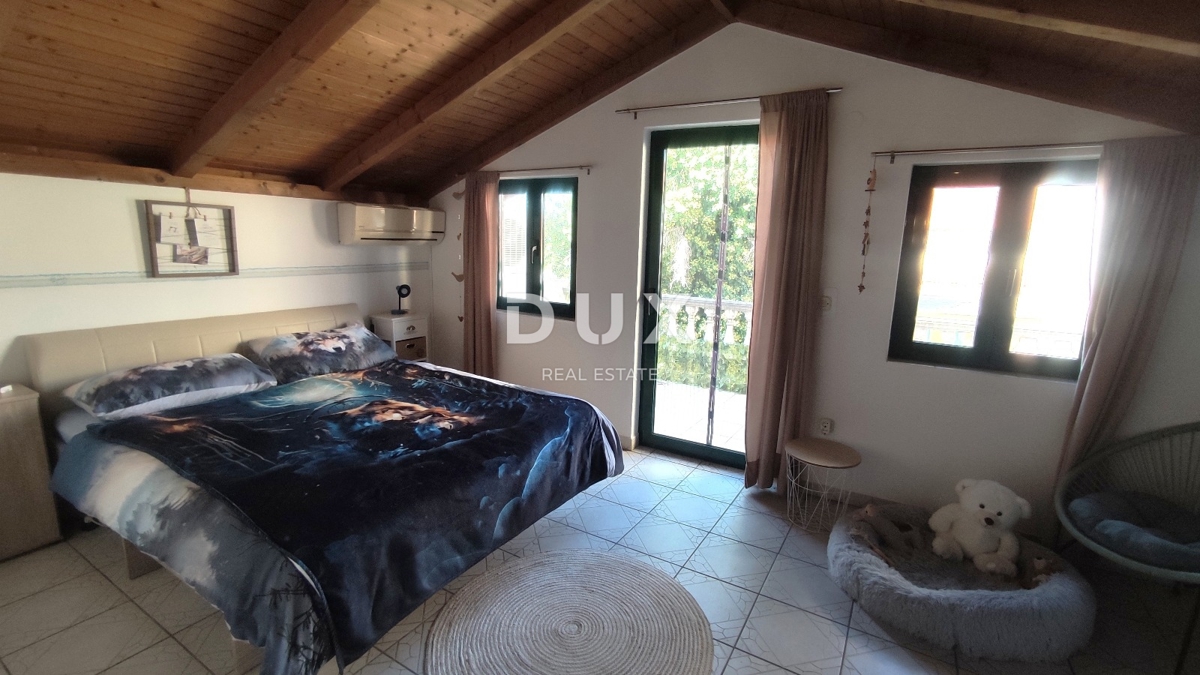 MURTER, BETINA - PRILOŽNOST! Očarljiva kamnita hiša v 3 nadstropjih