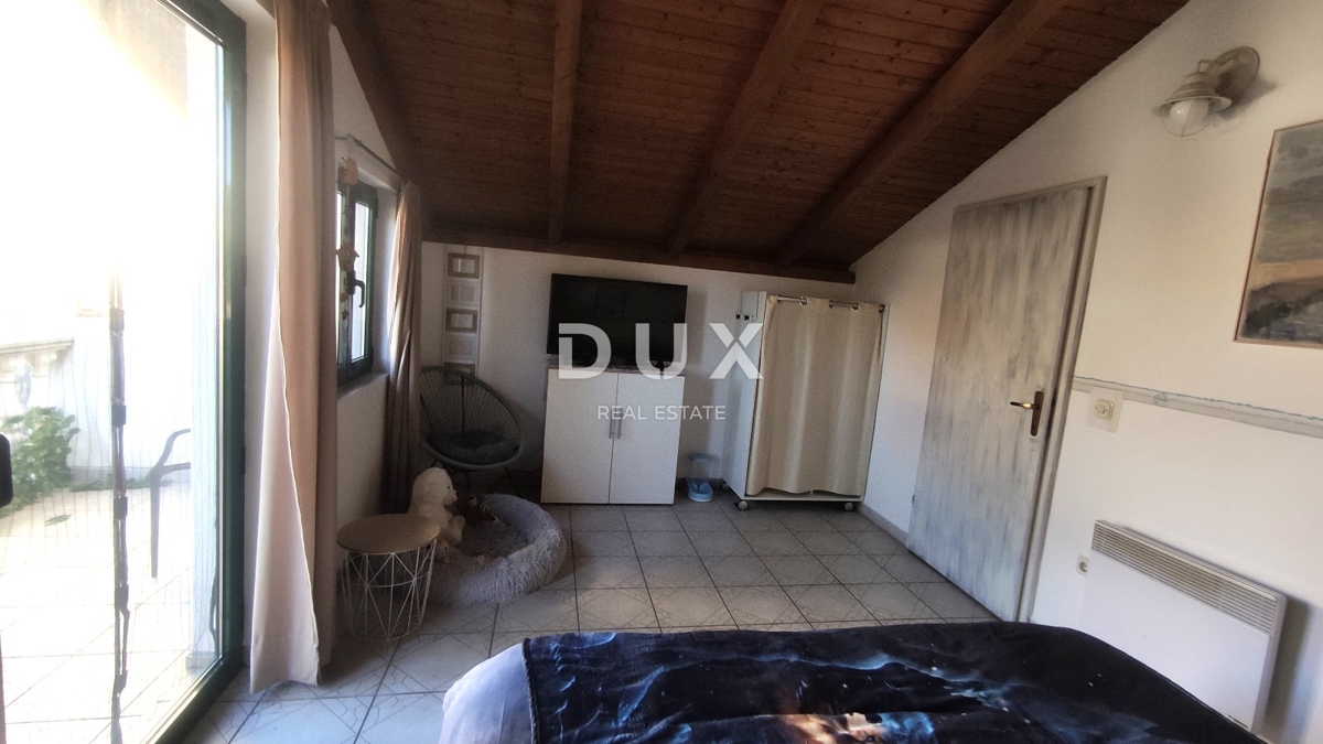 MURTER, BETINA - PRILOŽNOST! Očarljiva kamnita hiša v 3 nadstropjih