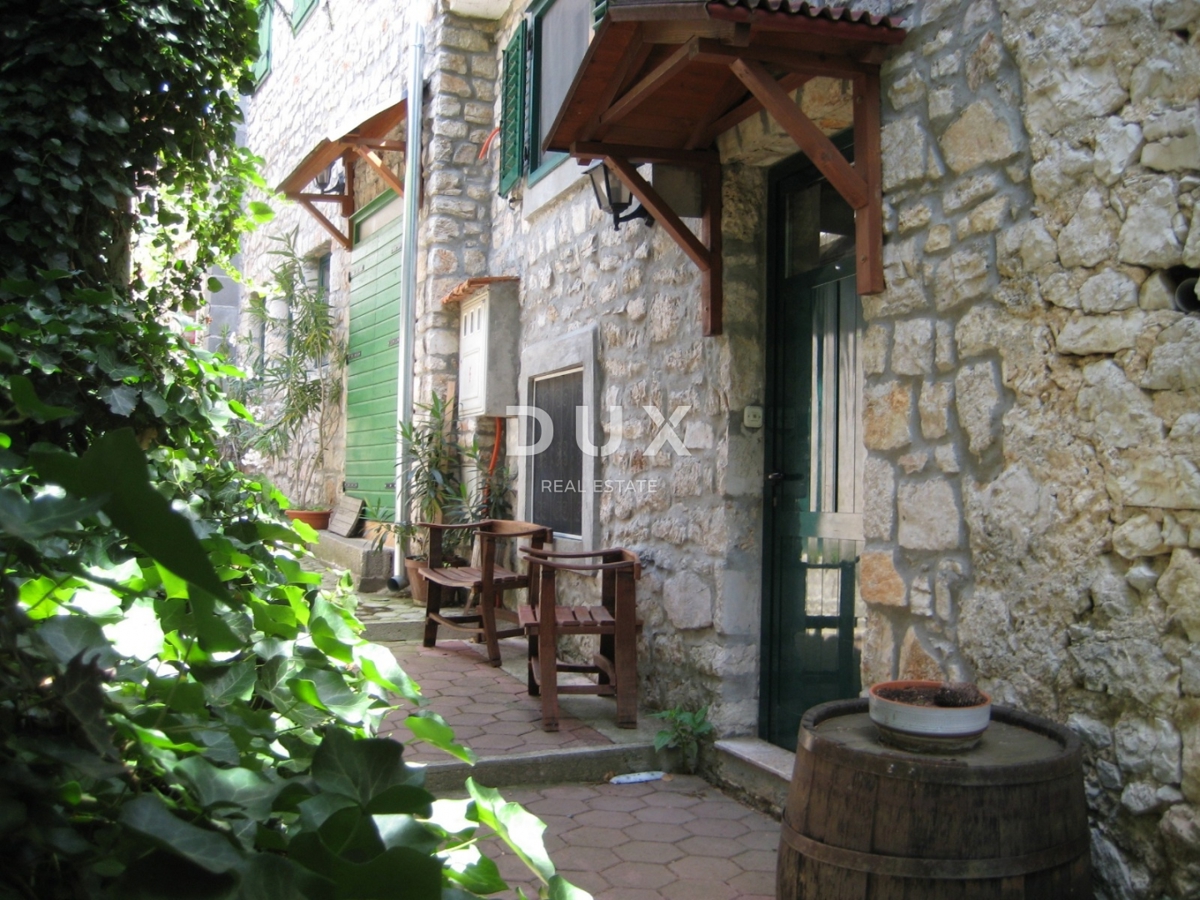 MURTER, BETINA - PRILOŽNOST! Očarljiva kamnita hiša v 3 nadstropjih