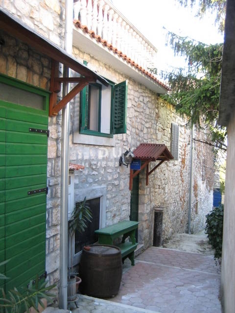 MURTER, BETINA - PRILOŽNOST! Očarljiva kamnita hiša v 3 nadstropjih