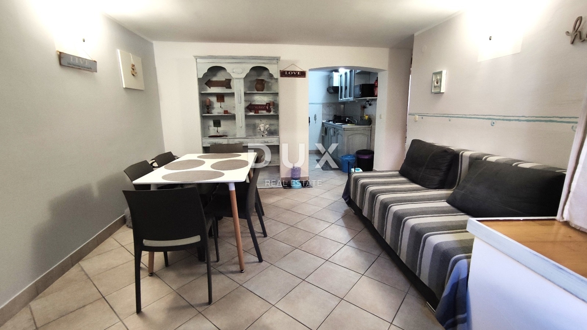 MURTER, BETINA - PRILOŽNOST! Očarljiva kamnita hiša v 3 nadstropjih