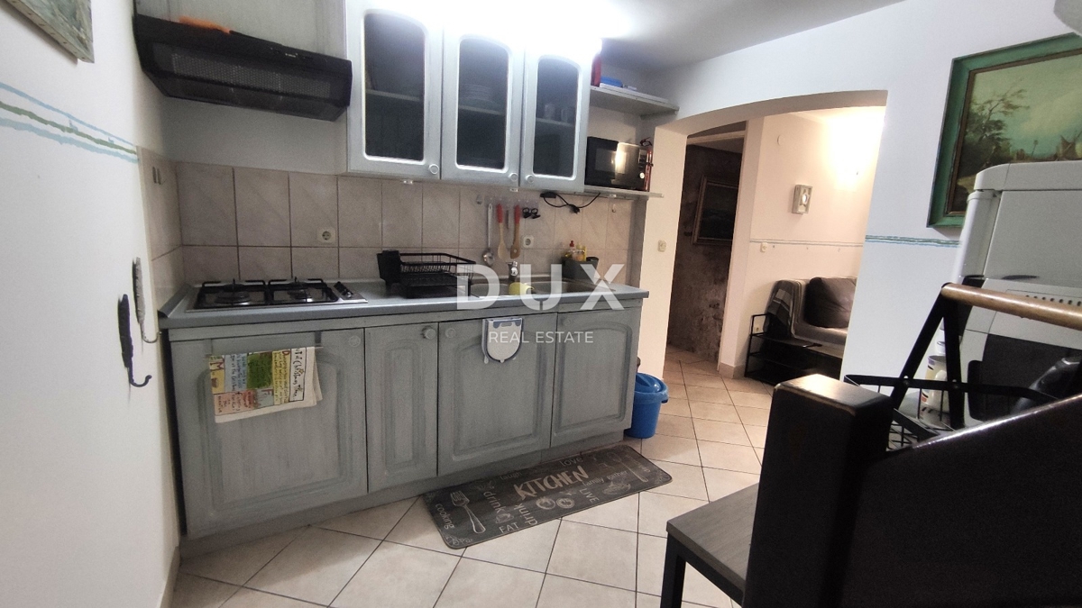 MURTER, BETINA - PRILOŽNOST! Očarljiva kamnita hiša v 3 nadstropjih