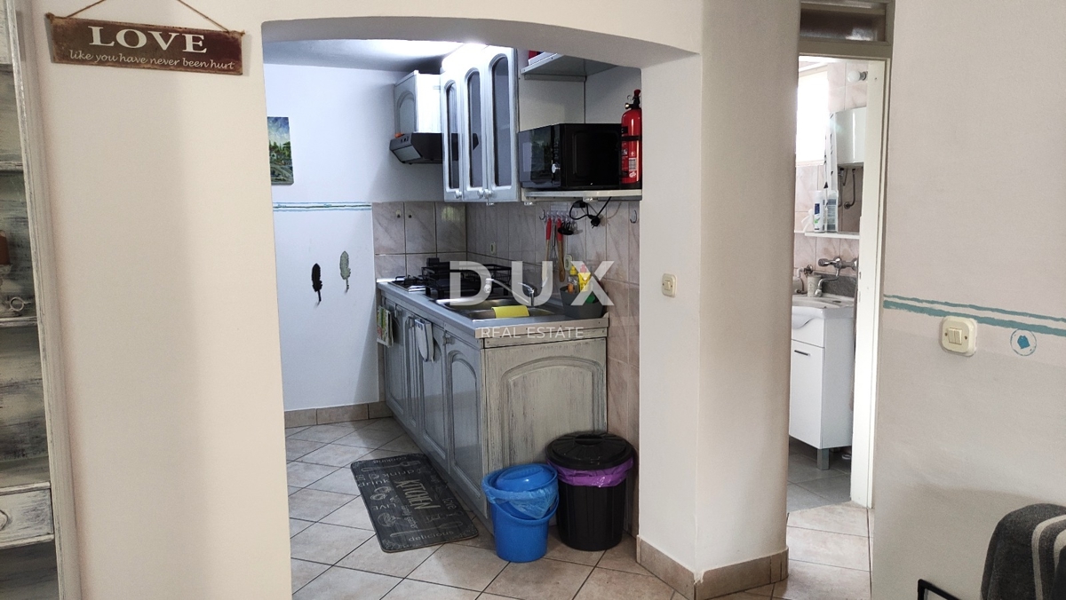 MURTER, BETINA - PRILOŽNOST! Očarljiva kamnita hiša v 3 nadstropjih