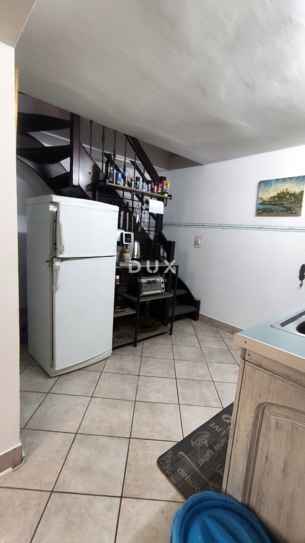 MURTER, BETINA - PRILOŽNOST! Očarljiva kamnita hiša v 3 nadstropjih