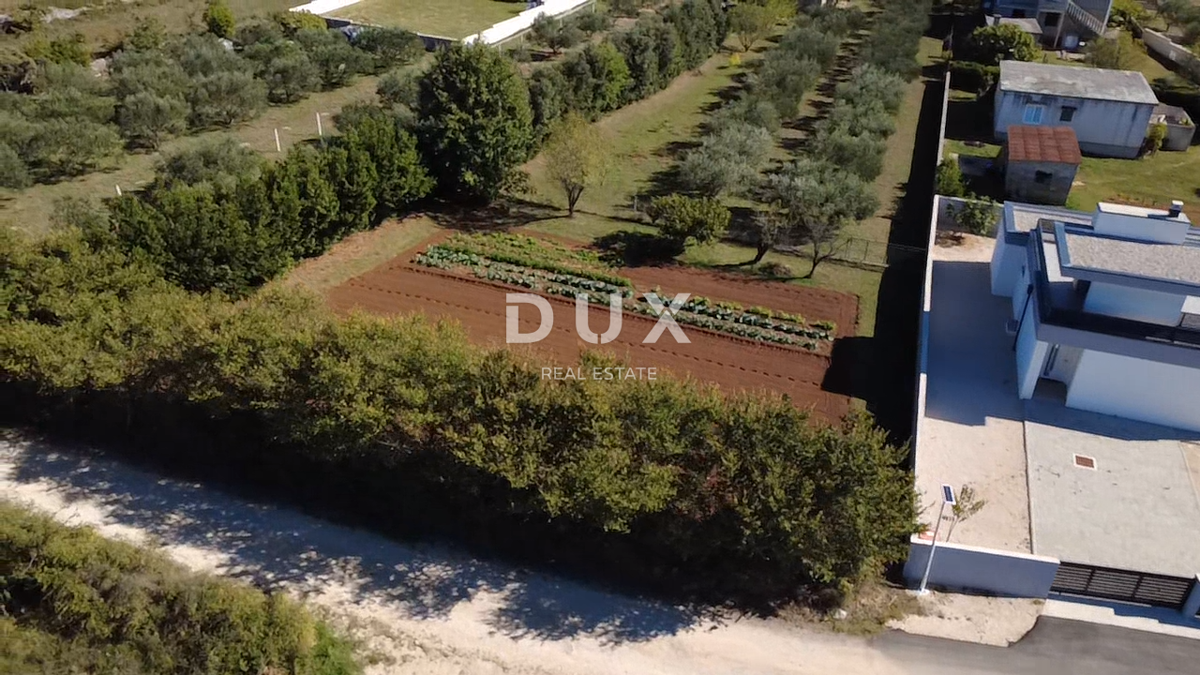 ZADAR, VRSI – Privlačno zemljišče v mirni vasi! A3