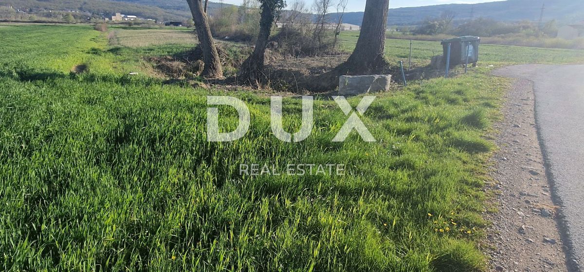 ISTRA, KRŠAN - Kmetijsko zemljišče v naselju ob asfaltni cesti