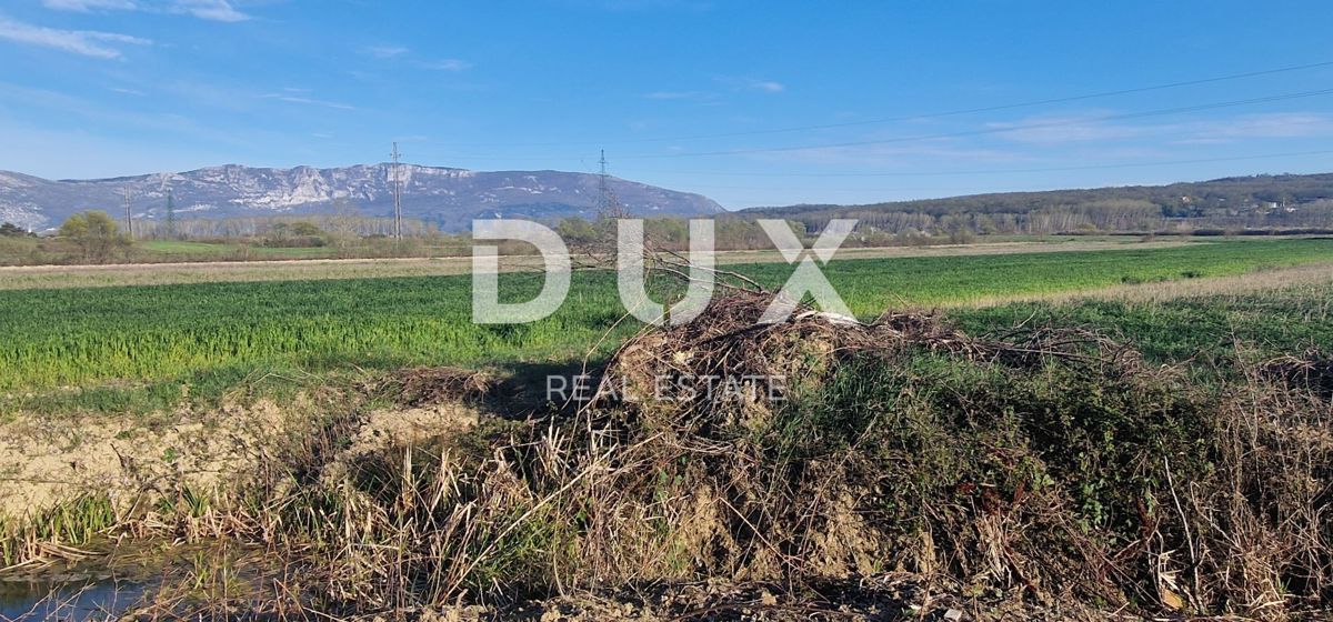 ISTRA, KRŠAN - Kmetijsko zemljišče v naselju ob asfaltni cesti