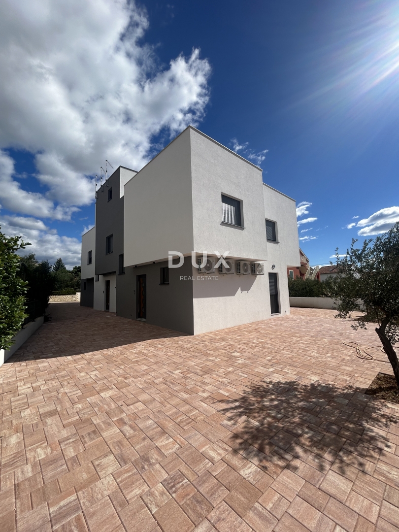 ŠIBENIK, VODICE – Luksuzno dupleks stanovanje z vrtom, 200 m od plaže