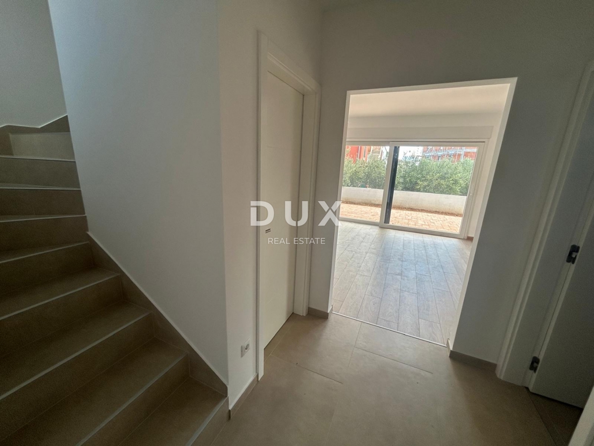 ŠIBENIK, VODICE – Luksuzno dupleks stanovanje z vrtom, 200 m od plaže