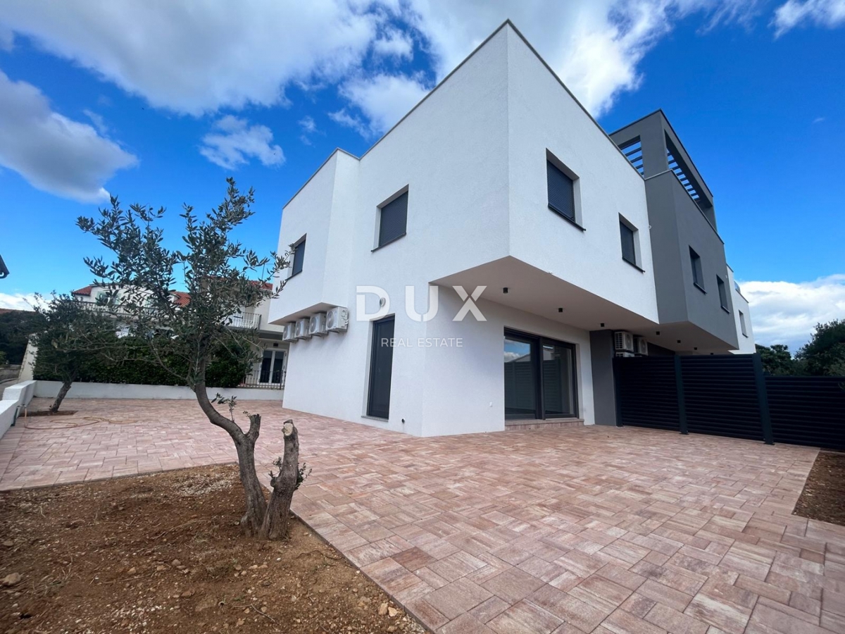 ŠIBENIK, VODICE – Luksuzno dupleks stanovanje z vrtom, 200 m od plaže