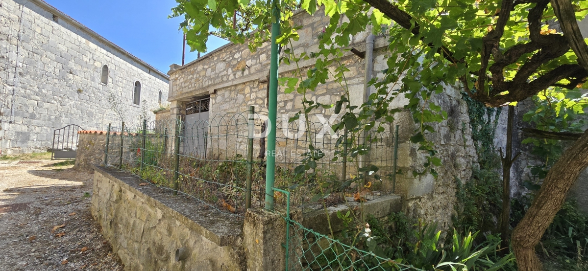 ISTRA, GRAČIŠĆE - Impresivna kamnita hiša z razgledom in vrtom