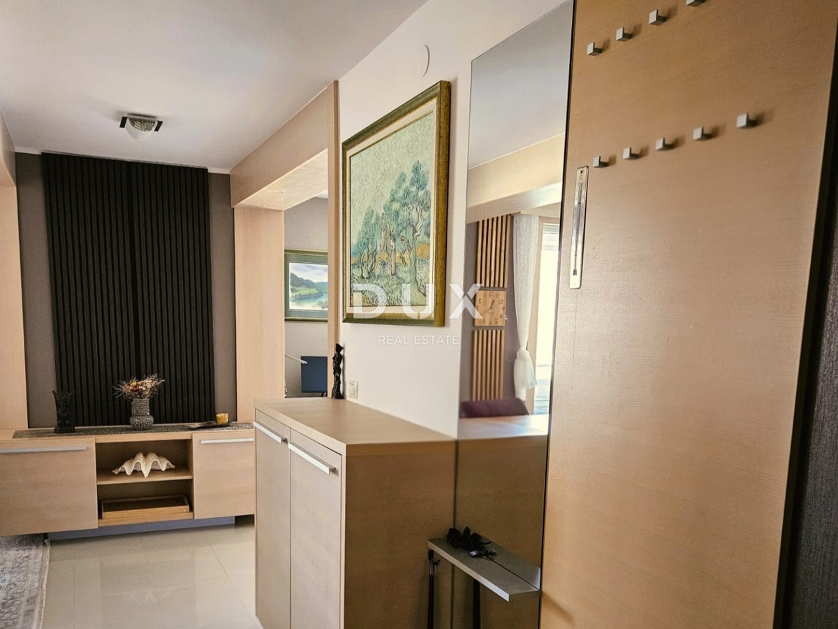 PULA, PJEŠČANA UVALA - vrhunsko opremljen apartma s teraso le 150 metrov od morja, parkirišče