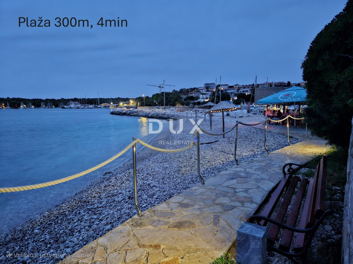 PULA, PJEŠČANA UVALA - vrhunsko opremljen apartma s teraso le 150 metrov od morja, parkirišče