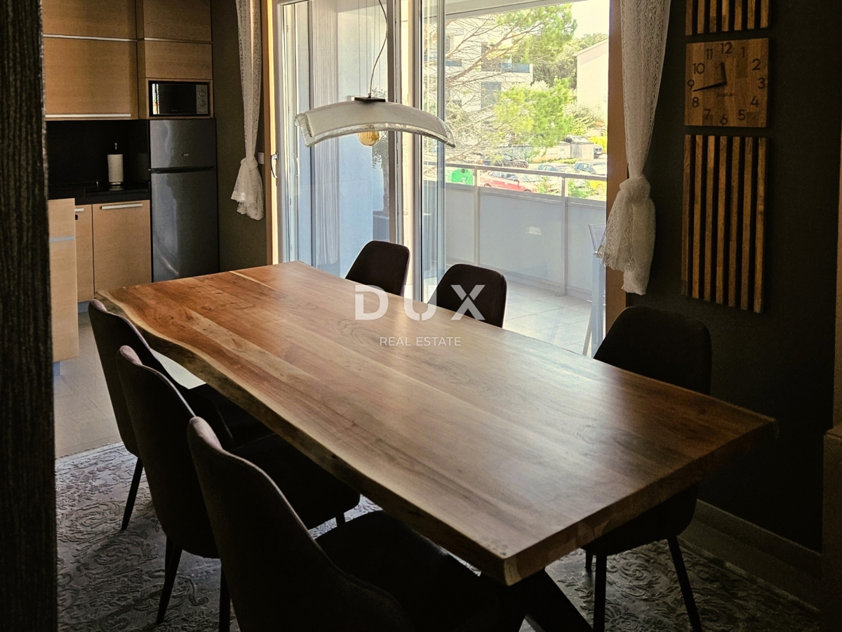 PULA, PJEŠČANA UVALA - vrhunsko opremljen apartma s teraso le 150 metrov od morja, parkirišče