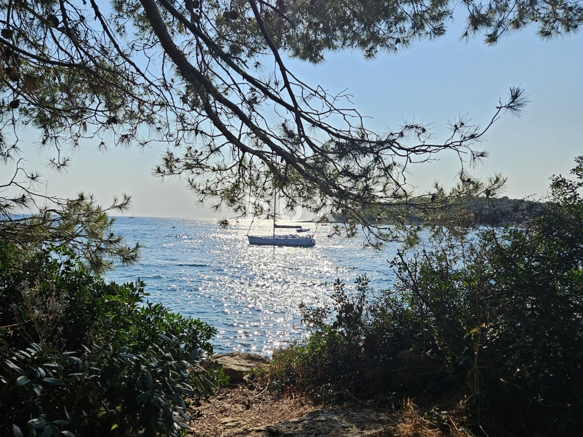 PULA, PJEŠČANA UVALA - vrhunsko opremljen apartma s teraso le 150 metrov od morja, parkirišče