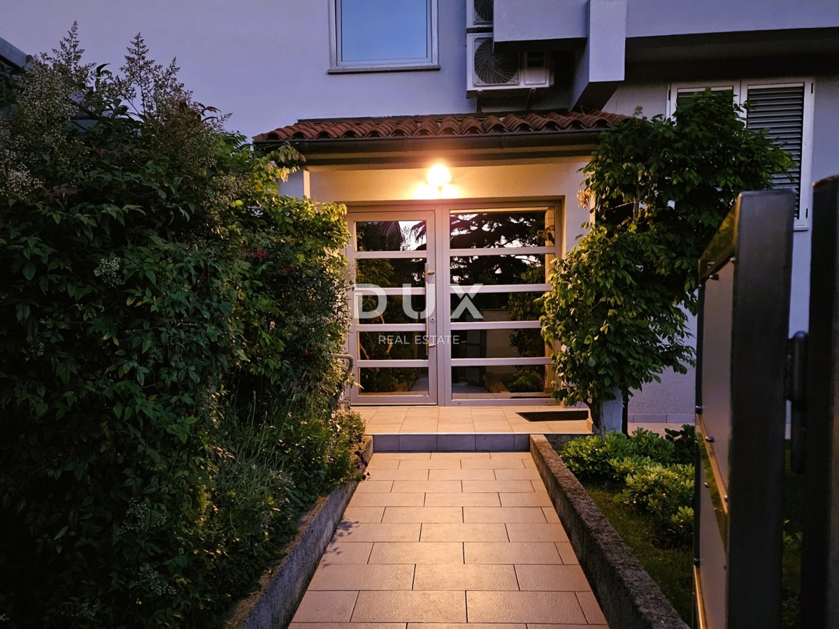 PULA, PJEŠČANA UVALA - vrhunsko opremljen apartma s teraso le 150 metrov od morja, parkirišče