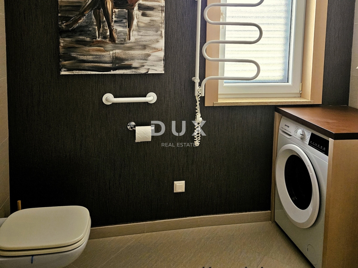 PULA, PJEŠČANA UVALA - vrhunsko opremljen apartma s teraso le 150 metrov od morja, parkirišče