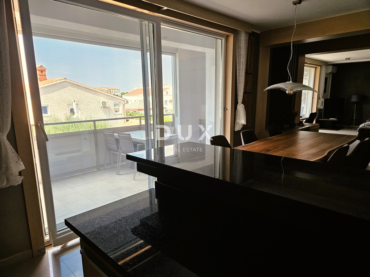 PULA, PJEŠČANA UVALA - vrhunsko opremljen apartma s teraso le 150 metrov od morja, parkirišče