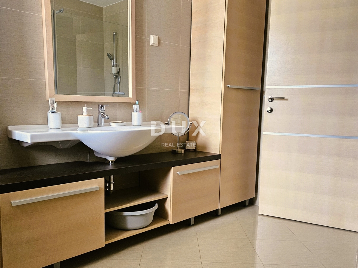 PULA, PJEŠČANA UVALA - vrhunsko opremljen apartma s teraso le 150 metrov od morja, parkirišče