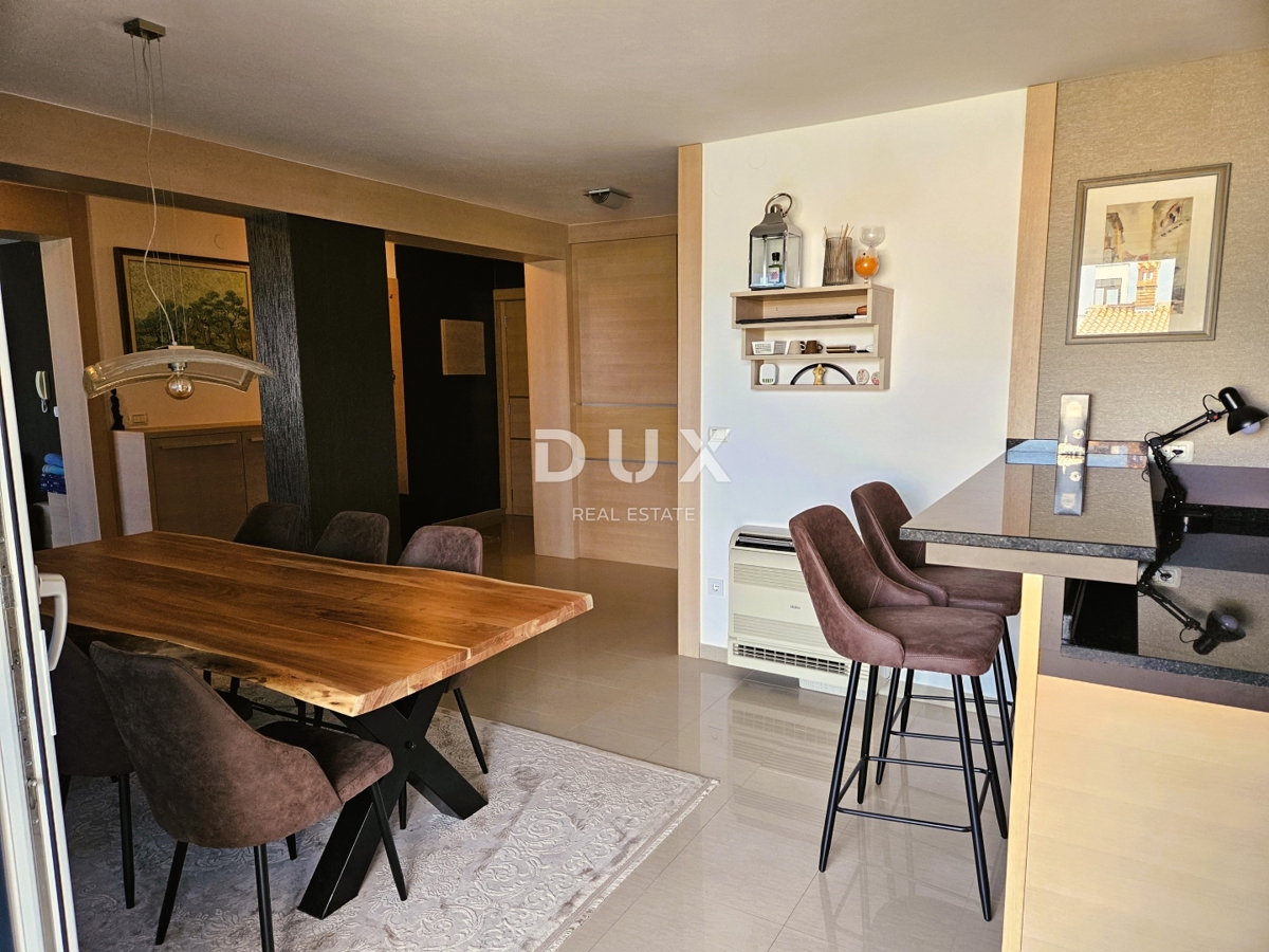 PULA, PJEŠČANA UVALA - vrhunsko opremljen apartma s teraso le 150 metrov od morja, parkirišče