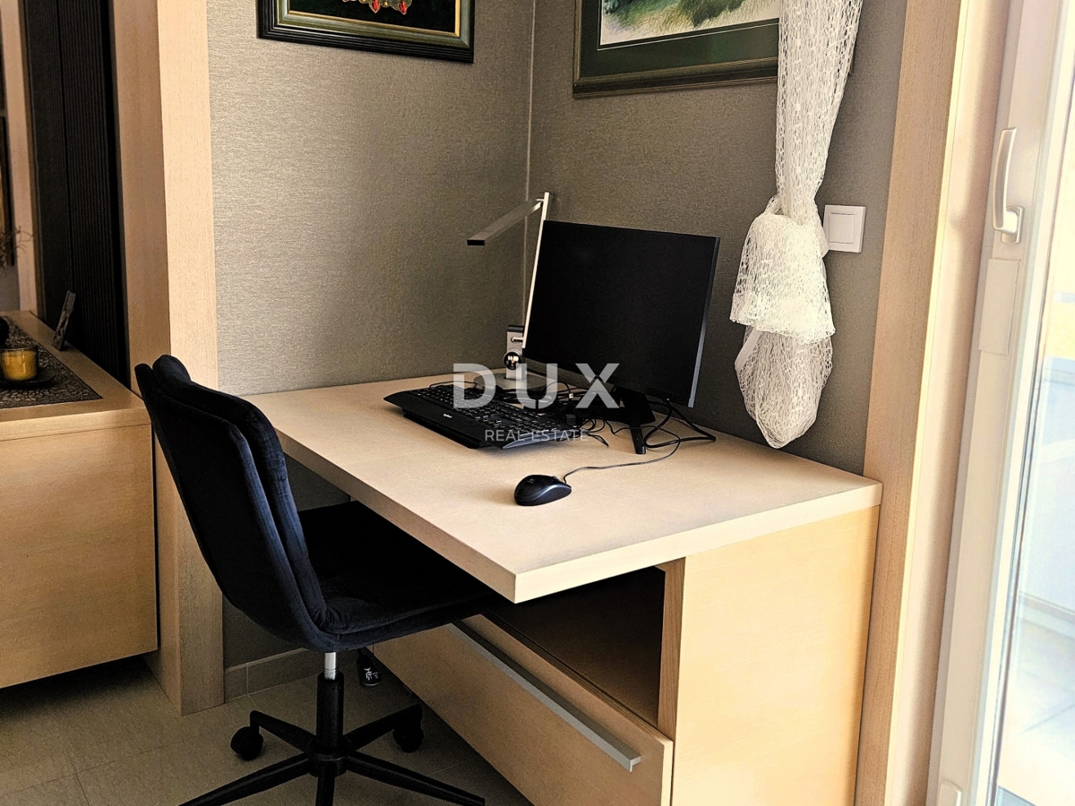 PULA, PJEŠČANA UVALA - vrhunsko opremljen apartma s teraso le 150 metrov od morja, parkirišče