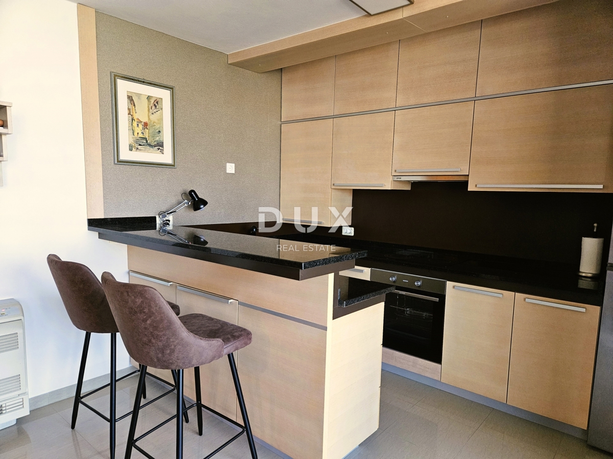 PULA, PJEŠČANA UVALA - vrhunsko opremljen apartma s teraso le 150 metrov od morja, parkirišče