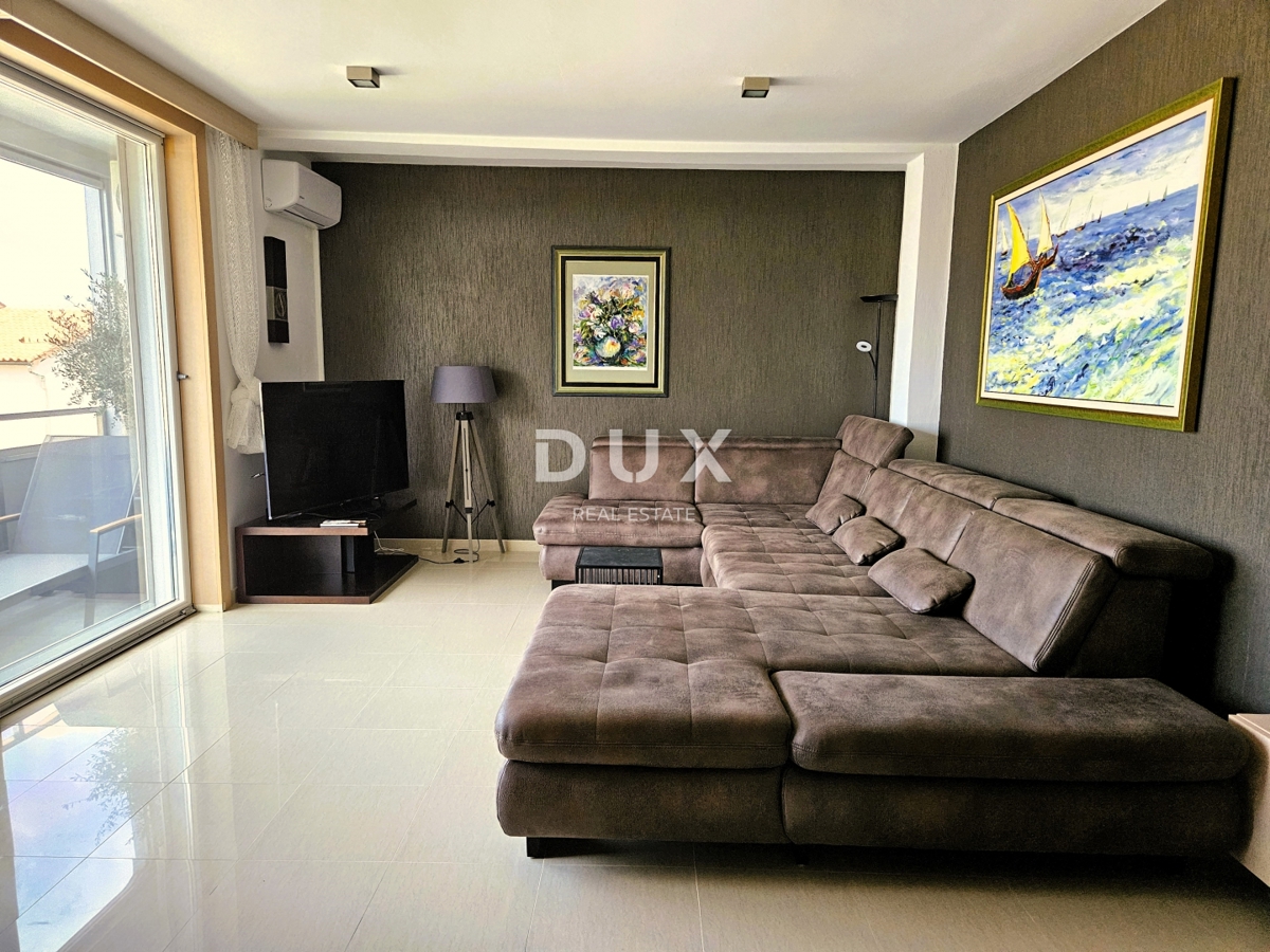 PULA, PJEŠČANA UVALA - vrhunsko opremljen apartma s teraso le 150 metrov od morja, parkirišče