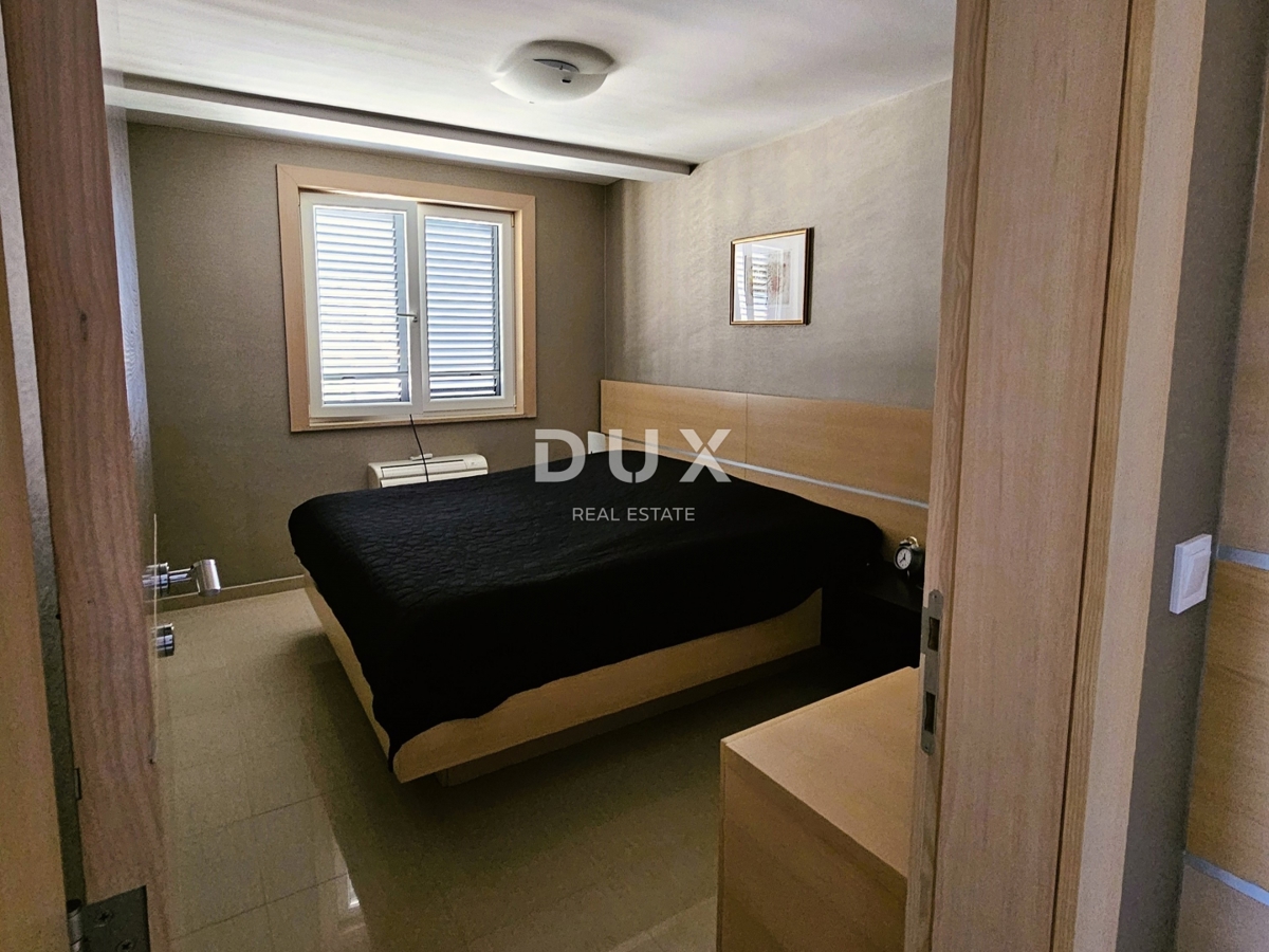 PULA, PJEŠČANA UVALA - vrhunsko opremljen apartma s teraso le 150 metrov od morja, parkirišče