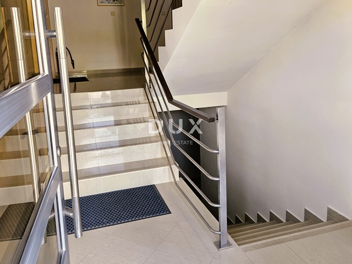 PULA, PJEŠČANA UVALA - vrhunsko opremljen apartma s teraso le 150 metrov od morja, parkirišče