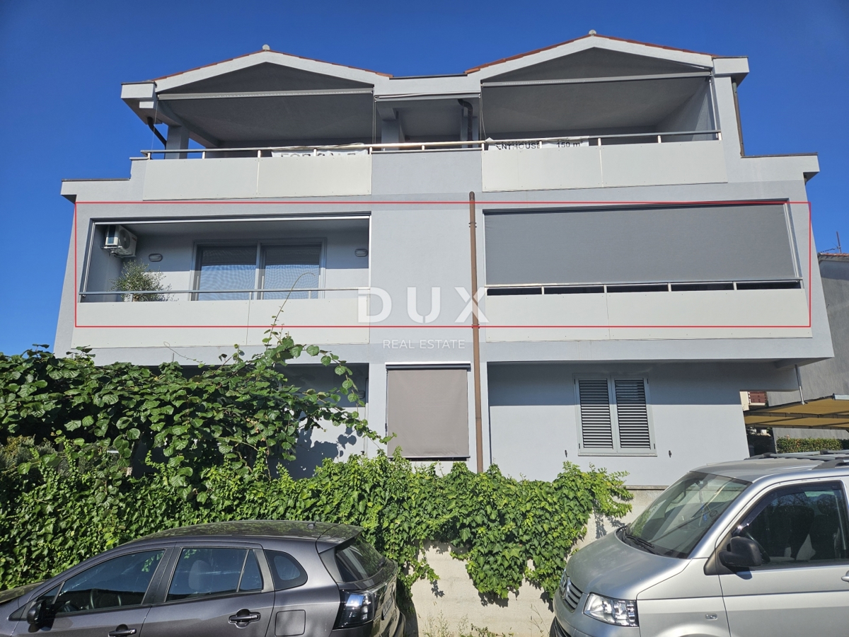 PULA, PJEŠČANA UVALA - vrhunsko opremljen apartma s teraso le 150 metrov od morja, parkirišče