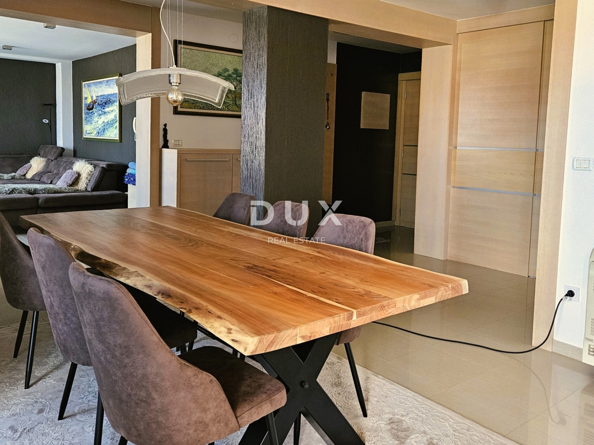 PULA, PJEŠČANA UVALA - vrhunsko opremljen apartma s teraso le 150 metrov od morja, parkirišče