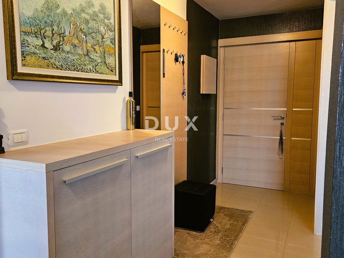 PULA, PJEŠČANA UVALA - vrhunsko opremljen apartma s teraso le 150 metrov od morja, parkirišče