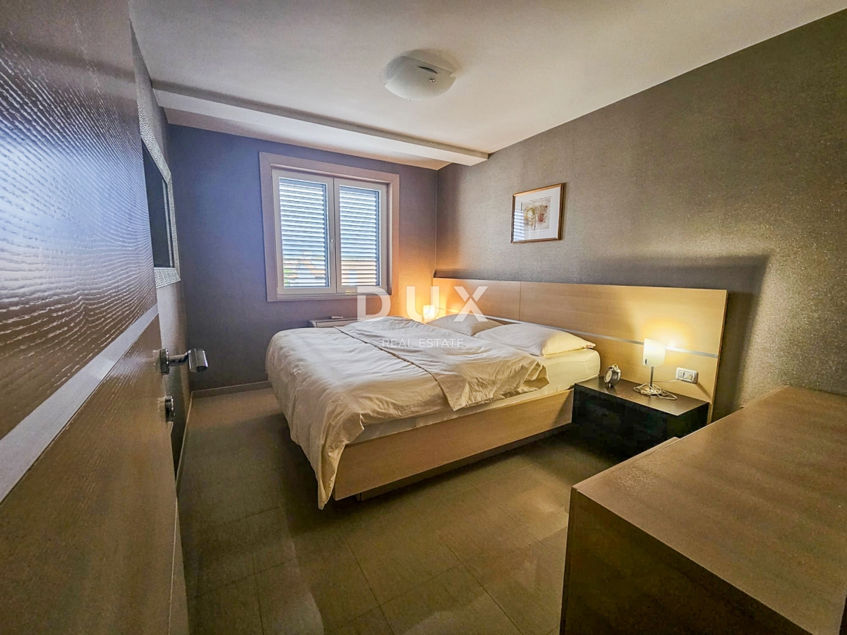 PULA, PJEŠČANA UVALA - vrhunsko opremljen apartma s teraso le 150 metrov od morja, parkirišče