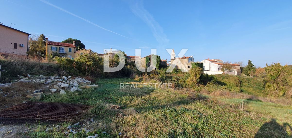 ISTRA, MOMJAN – Privlačno zemljišče z razgledom in kamnitimi stavbami