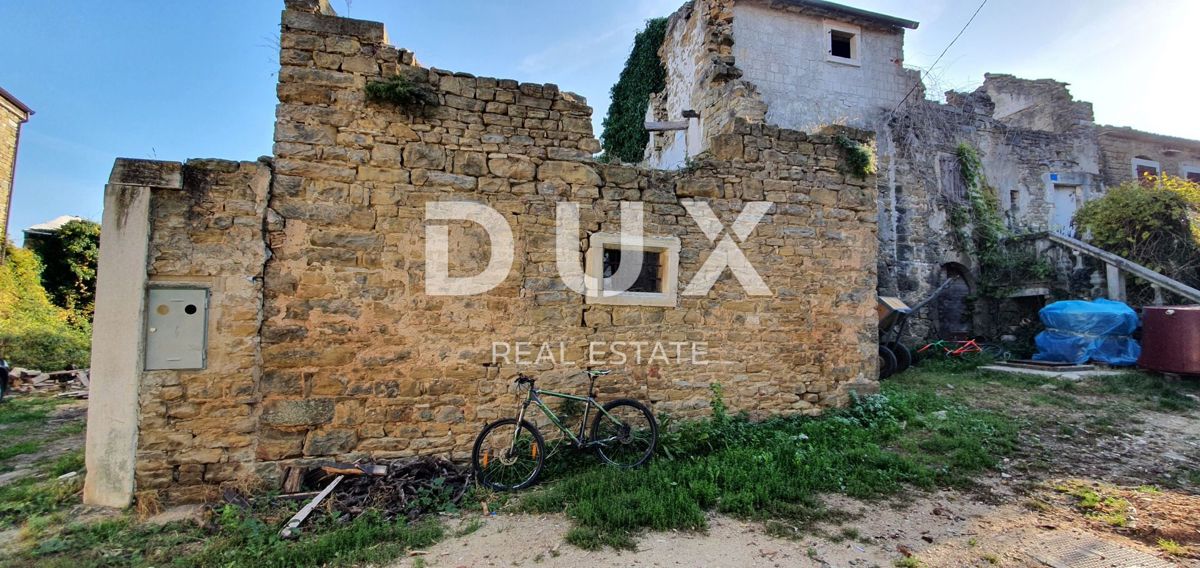 ISTRA, MOMJAN – Privlačno zemljišče z razgledom in kamnitimi stavbami