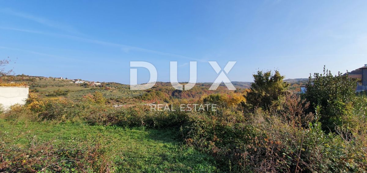 ISTRA, MOMJAN – Privlačno zemljišče z razgledom in kamnitimi stavbami