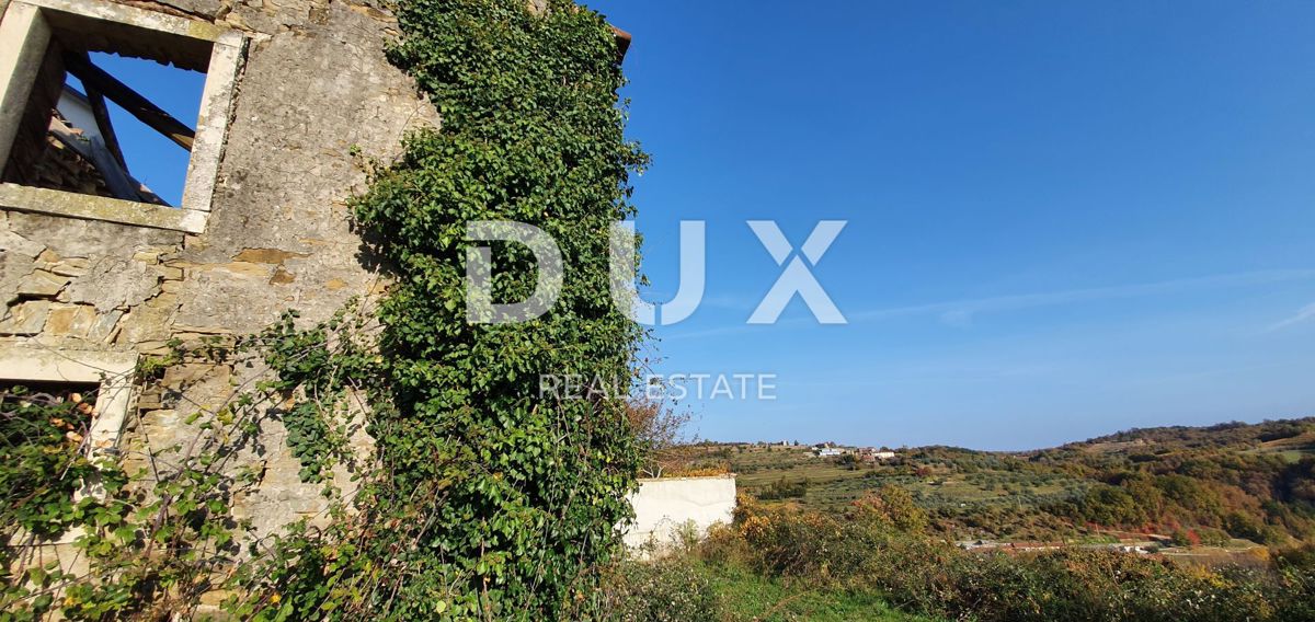 ISTRA, MOMJAN – Privlačno zemljišče z razgledom in kamnitimi stavbami