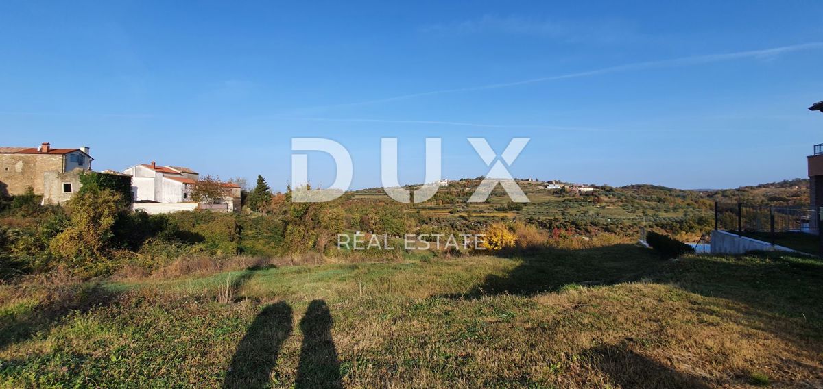 ISTRA, MOMJAN – Privlačno zemljišče z razgledom in kamnitimi stavbami
