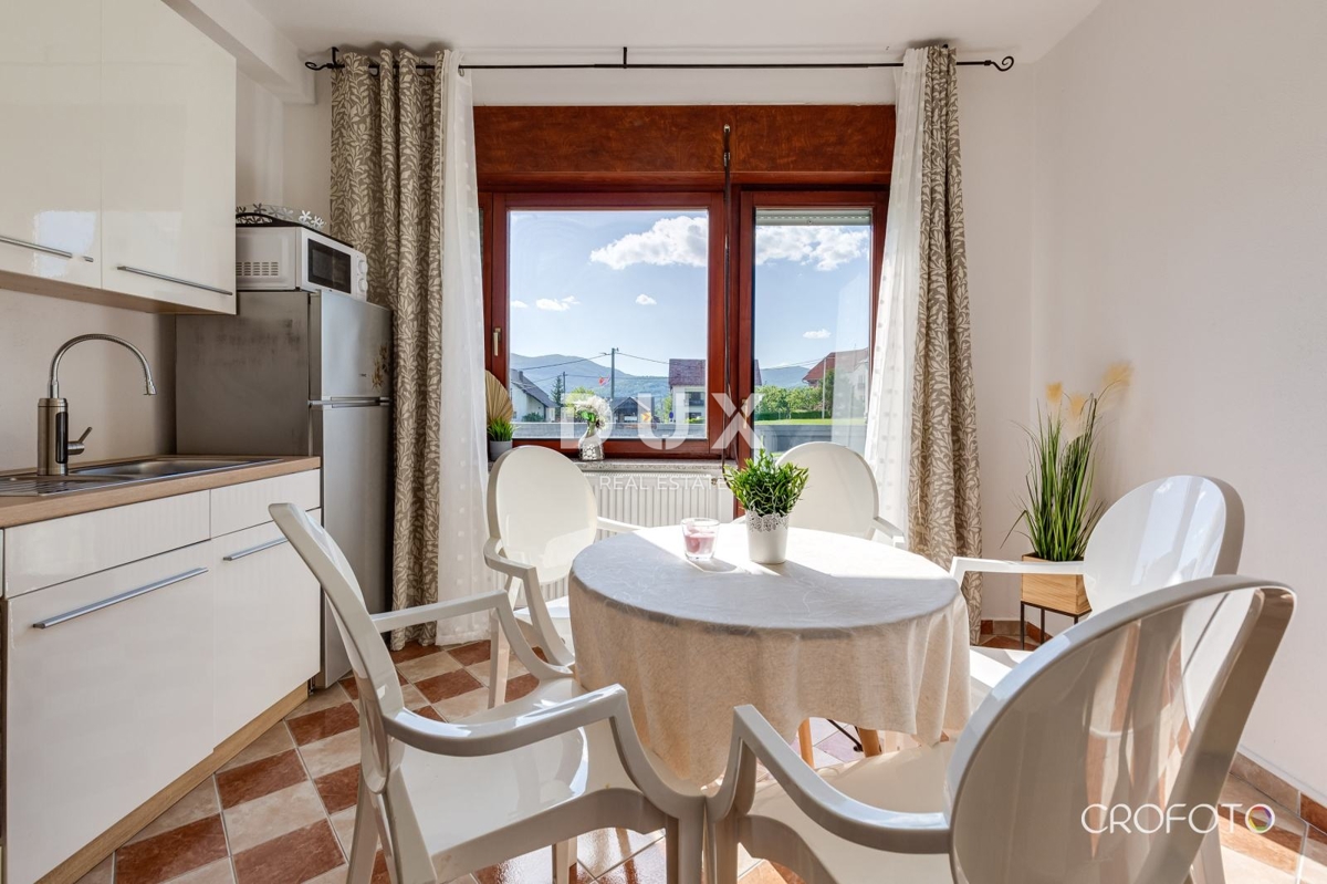 LIKA, PLITVIČKA JEZERA - Obnovljena hiša z bazenom v naravi