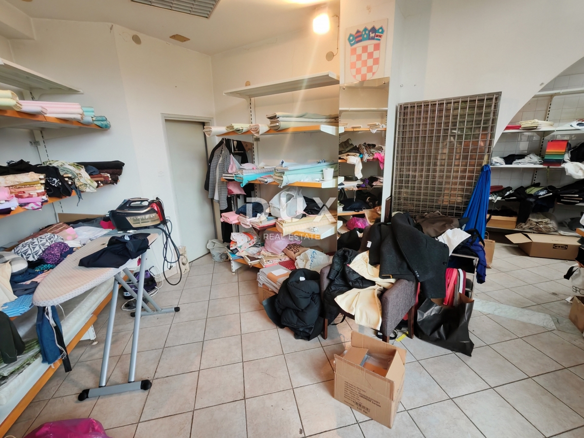 ZADAR, PETRIĆI - Poslovni prostor v pritličju stavbe! Priložnost!