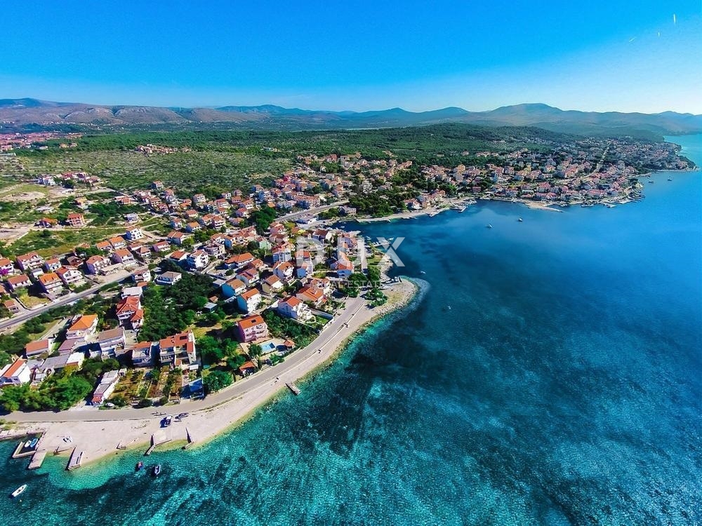 ŠIBENIK, BRODARICA – GRADBENO ZEMLJIŠČE 1040 m², 550 m OD MORJA – IDEALNO ZA GRADBO STANOVANJSKEGA OBJEKTA!