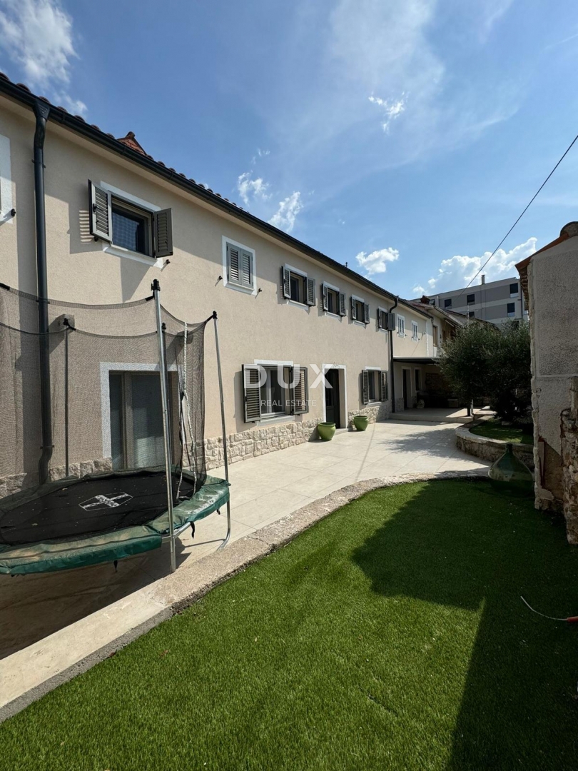 RIJEKA, KOSTRENA - moderna hiša s panoramskim razgledom, garažo in poslovnim prostorom, 500 m od morja