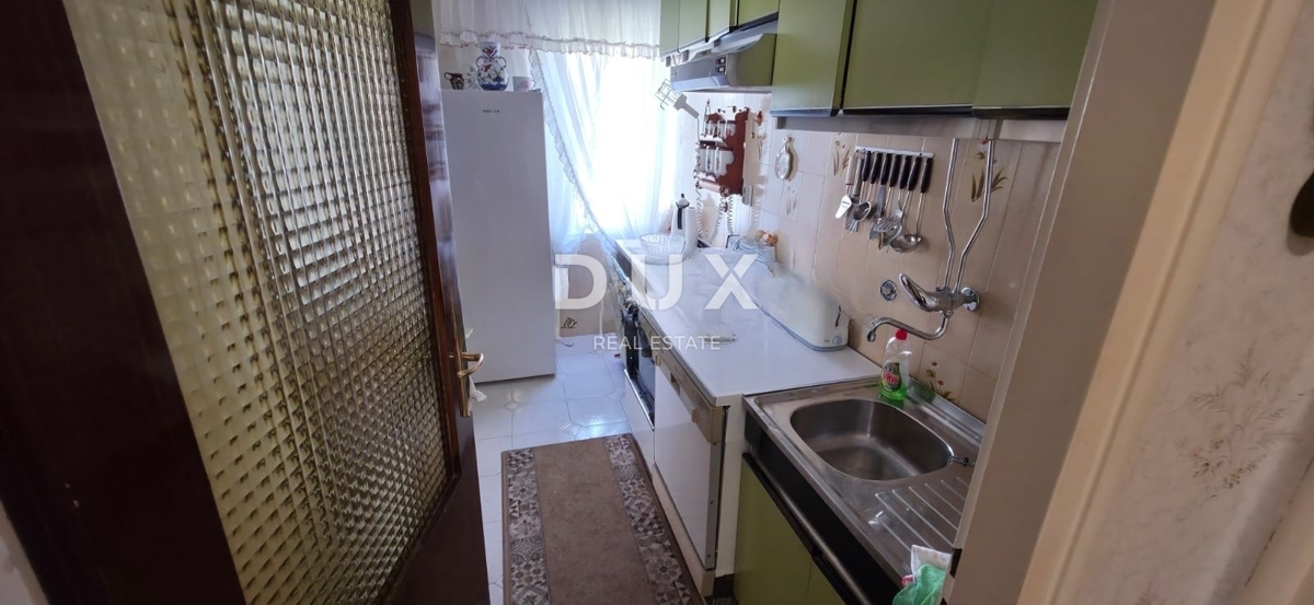 RIJEKA, DONJA VEŽICA – Prenovljeno dvosobno stanovanje s pogledom na morje in balkonom