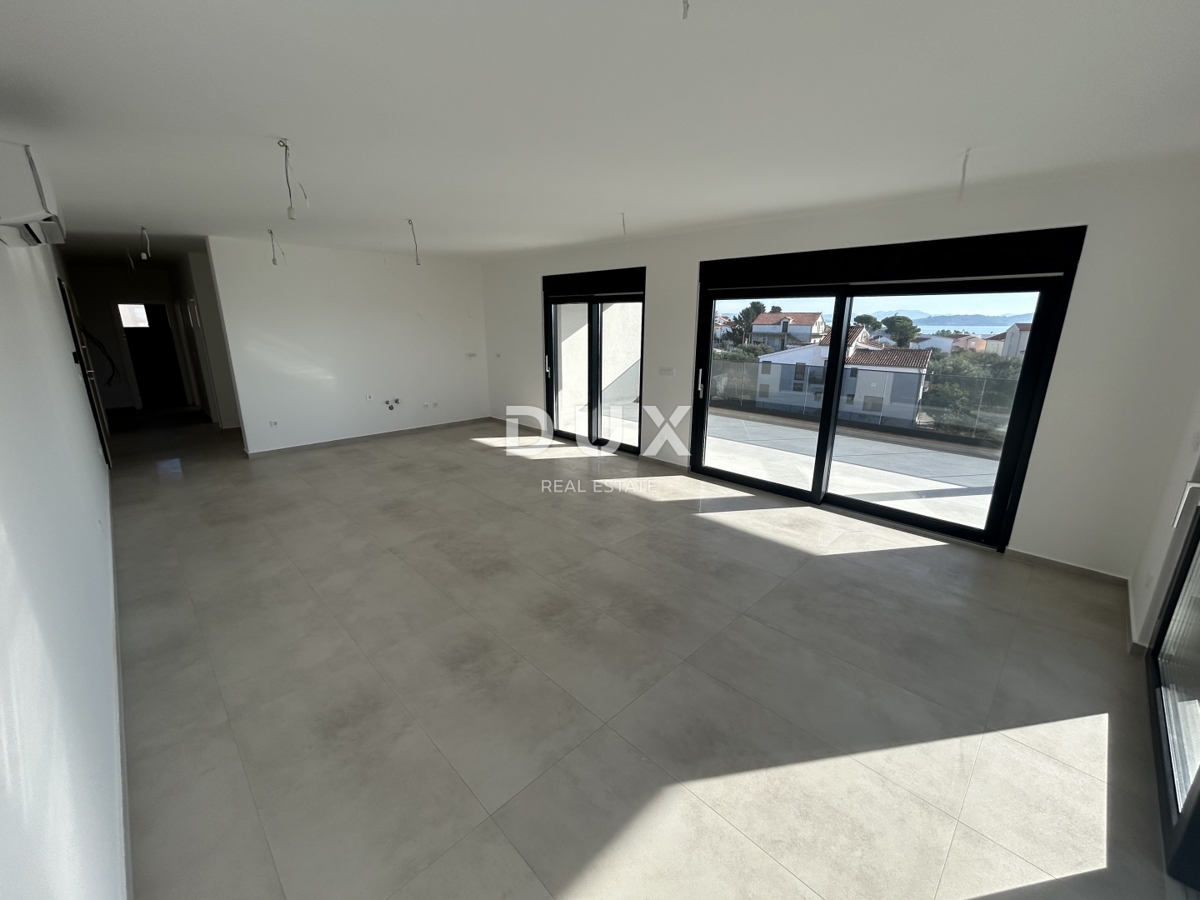 ŠIBENIK, TRIBUNJ – Trisobno stanovanje s čudovitim pogledom na morje! NOVOGRADNJA!