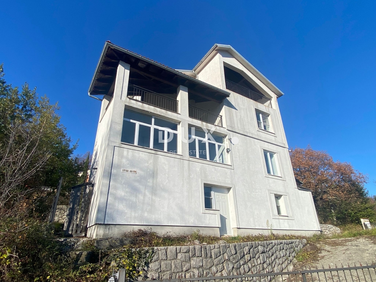 OPATIJA, BREGI - samostojna hiša 400 m2 + vrt 826 m2 + 3 garaže s pogledom na morje! PRILOŽNOST!